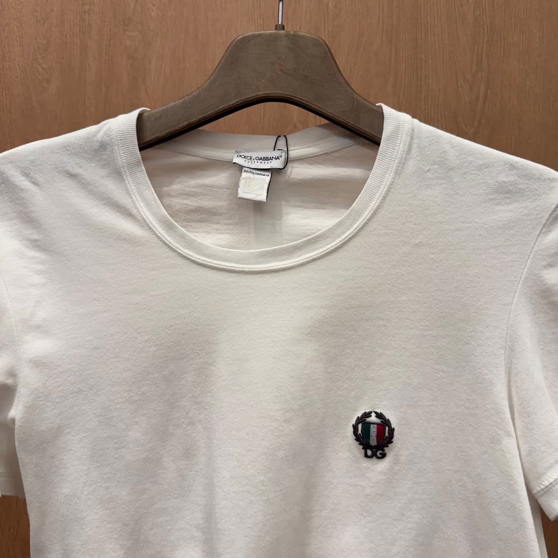 돌체앤가바나 DG 로고 자수 크롭 반팔 티셔츠 라운드넥 슬림핏 화이트 상품이미지4