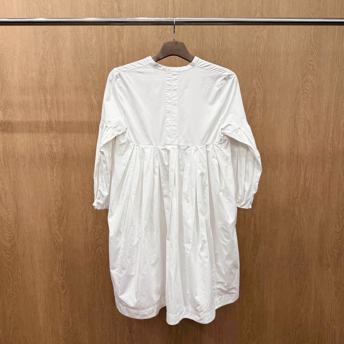 코스 브이넥 셔링 플리츠 미니 원피스 벌룬 소매 디테일 화이트 상품이미지3