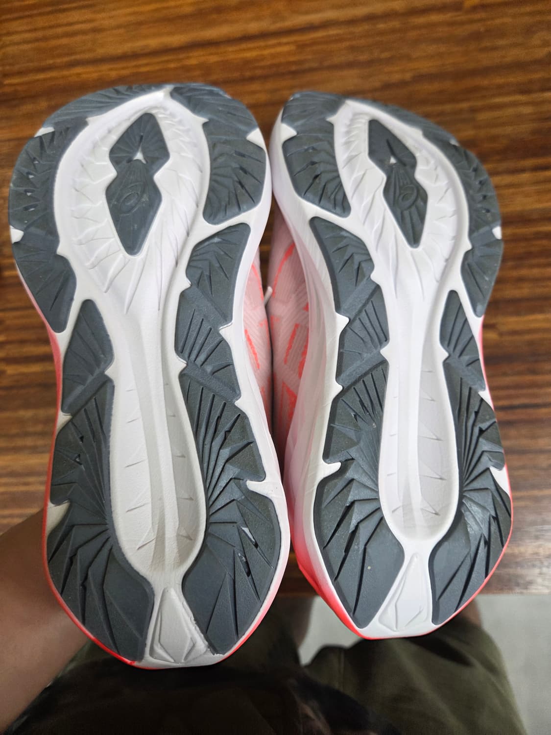 아식스 노바블라스트 4 레드 245 상품이미지6