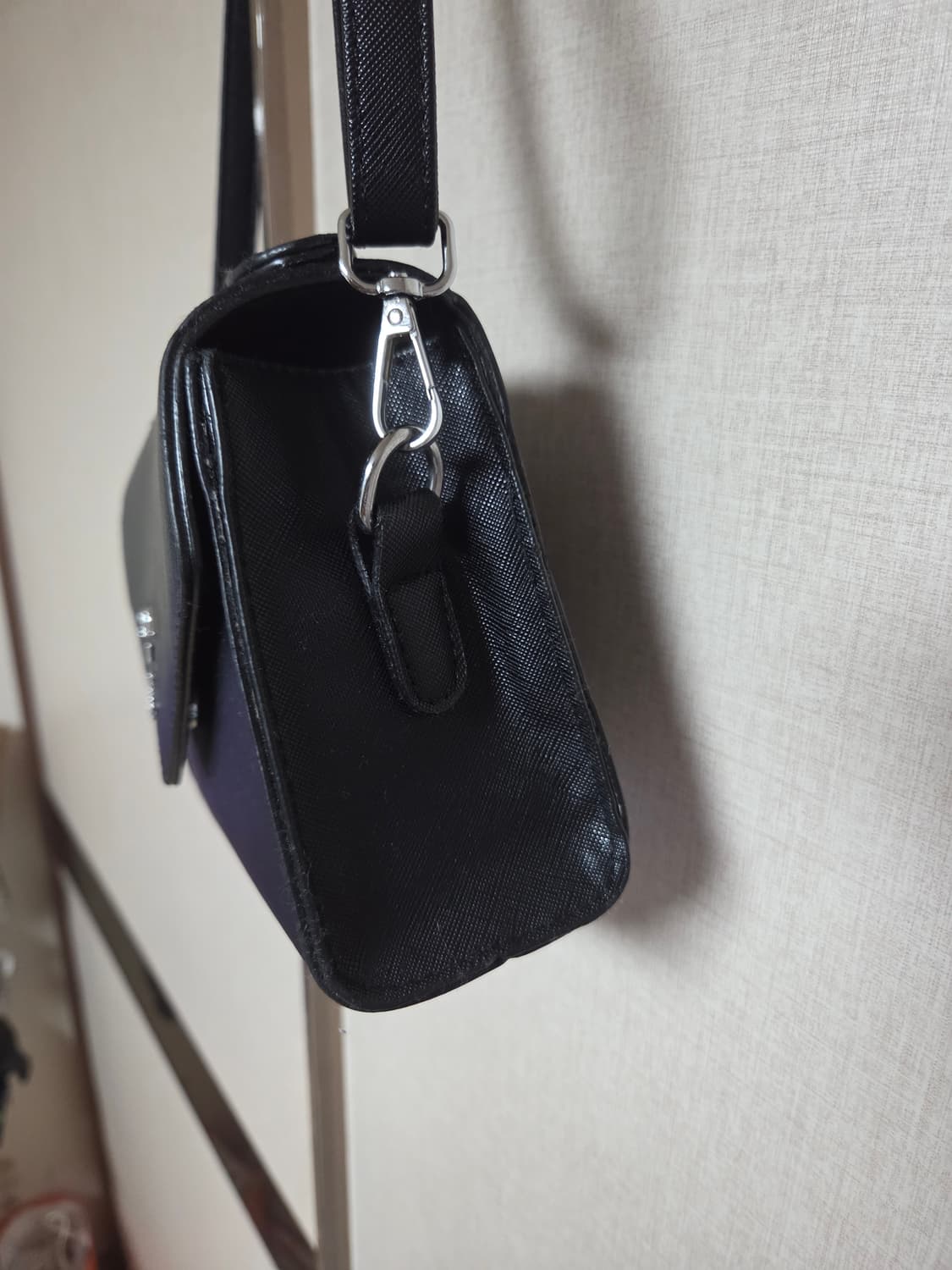 삼각 은장로고 사피아노 크로스백 블랙 상품이미지3