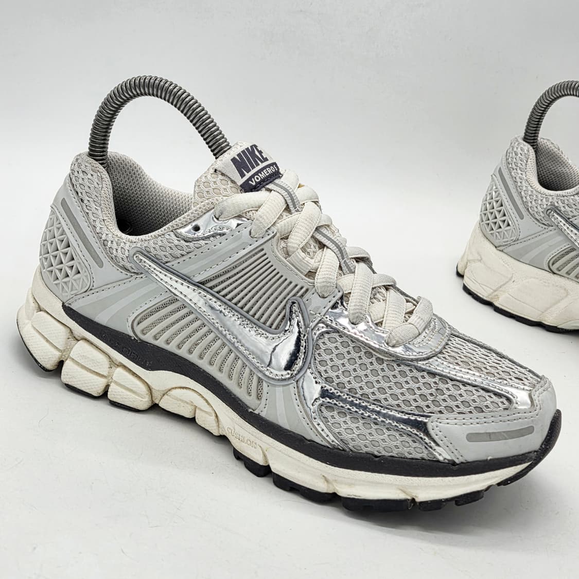 나이키 우먼스 줌 보메로 5 포톤 더스트 앤 메탈릭 실버 (240) 상품이미지5