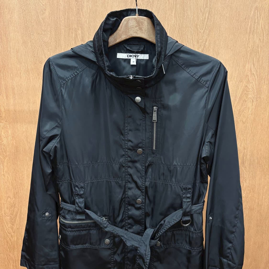 도나카란 뉴욕 테크 파카 코트 멀티 포켓 벨트 스트랩 후드 디테일 블랙 상품이미지4