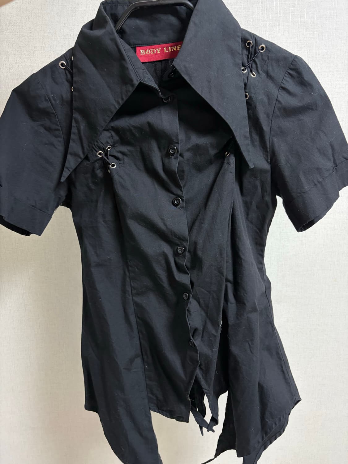 바디라인 블랙 레이스업 반팔 셔츠 상품이미지1