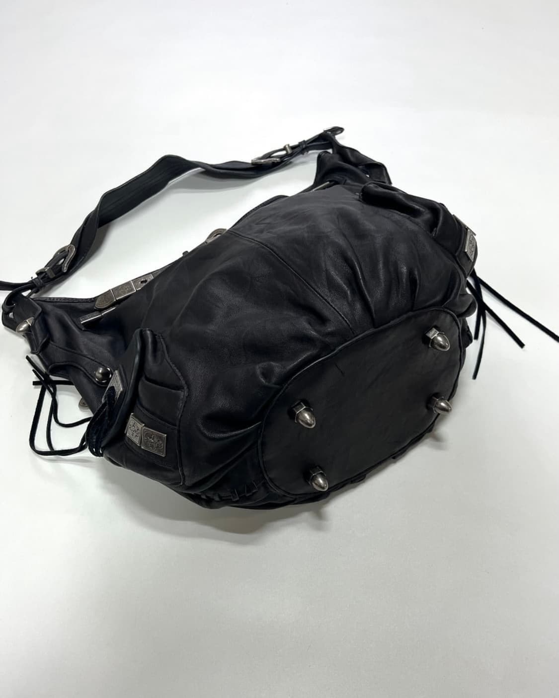 THOMAS WYLDE 스컬 벨트 레더백 상품이미지3
