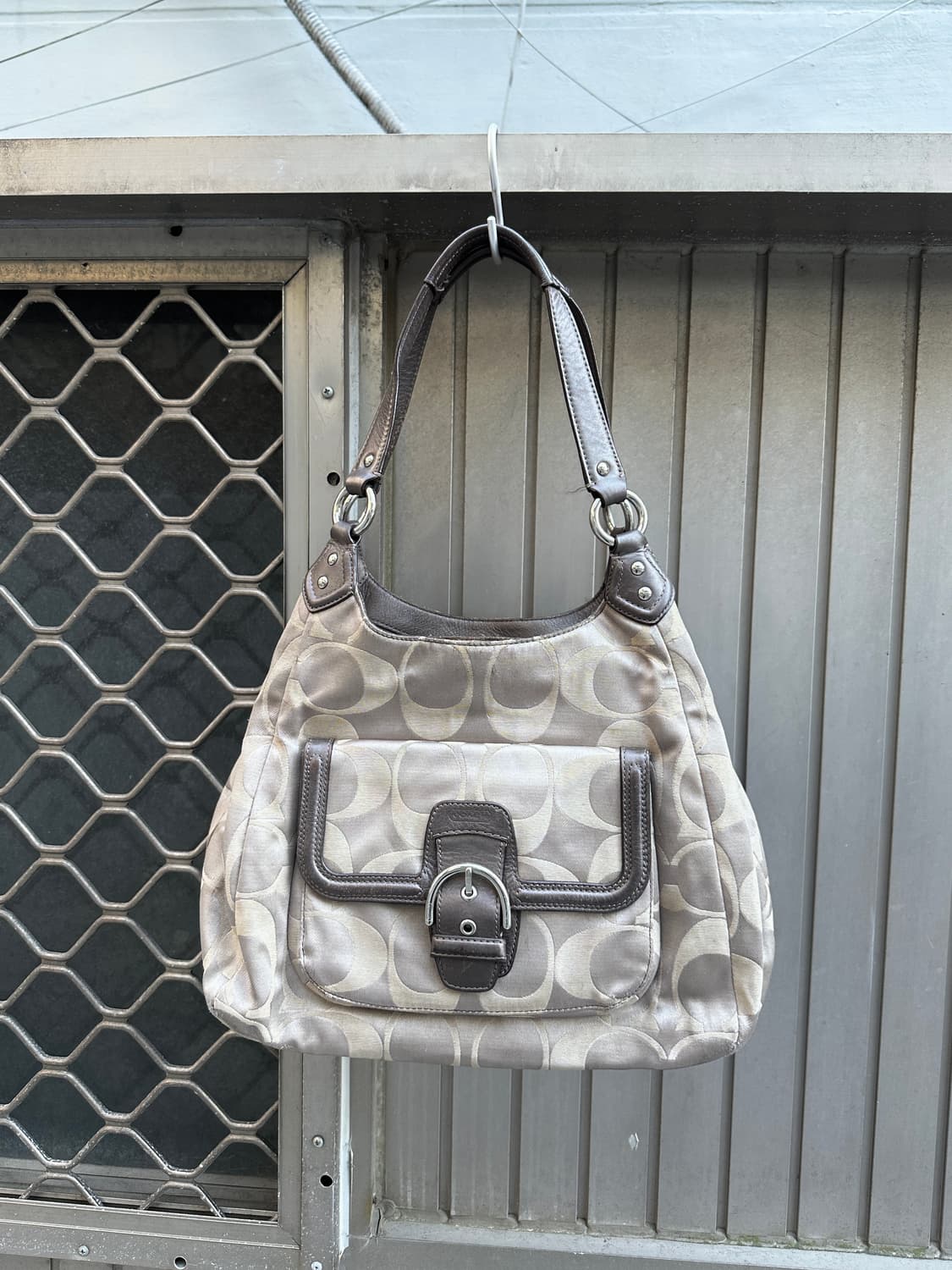 Coach stud point shoulder hobo bag  상품이미지2
