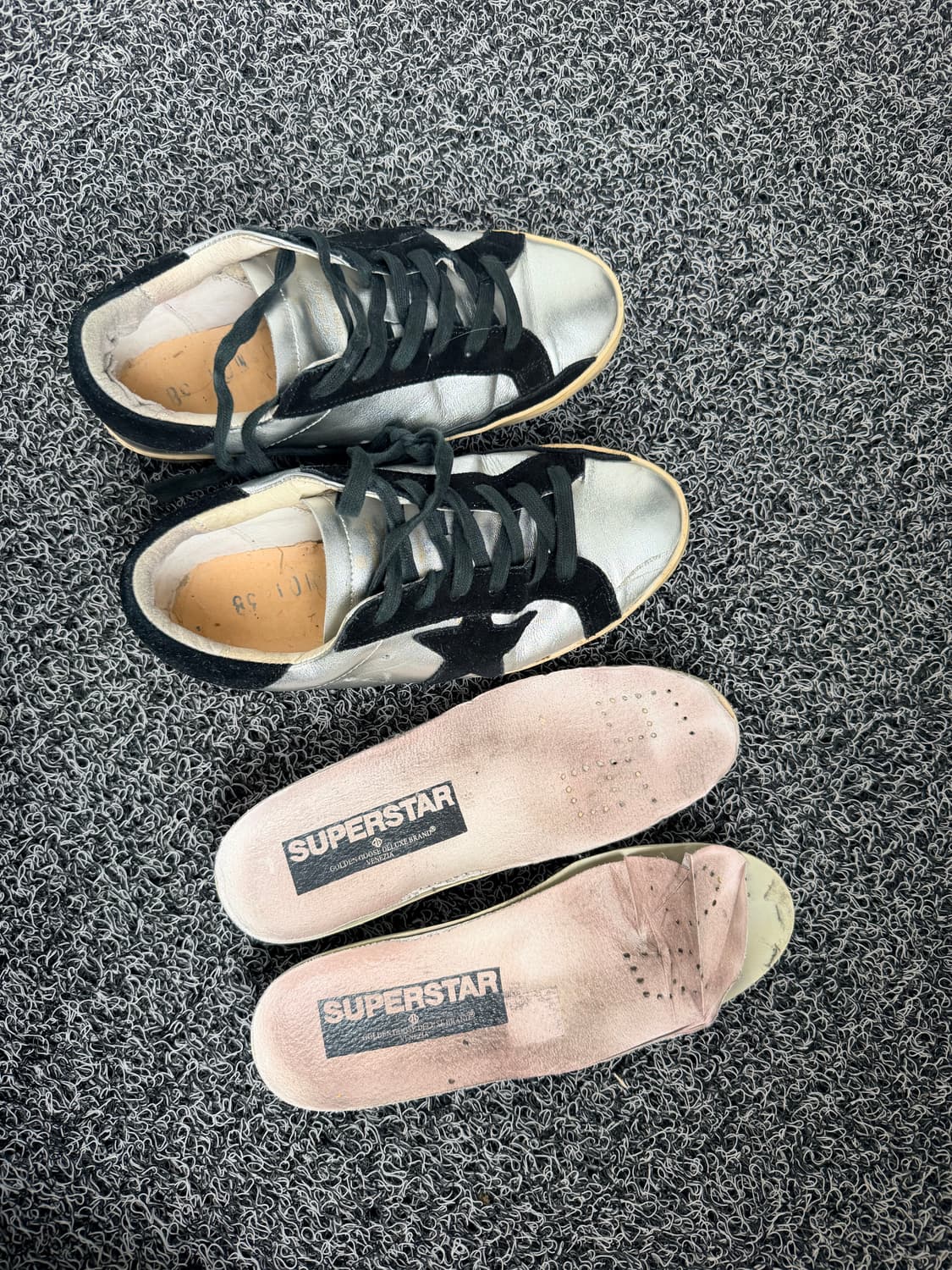 골든구스 슈퍼스타 실버 & 블랙 스웨이드 스니커즈 상품이미지6