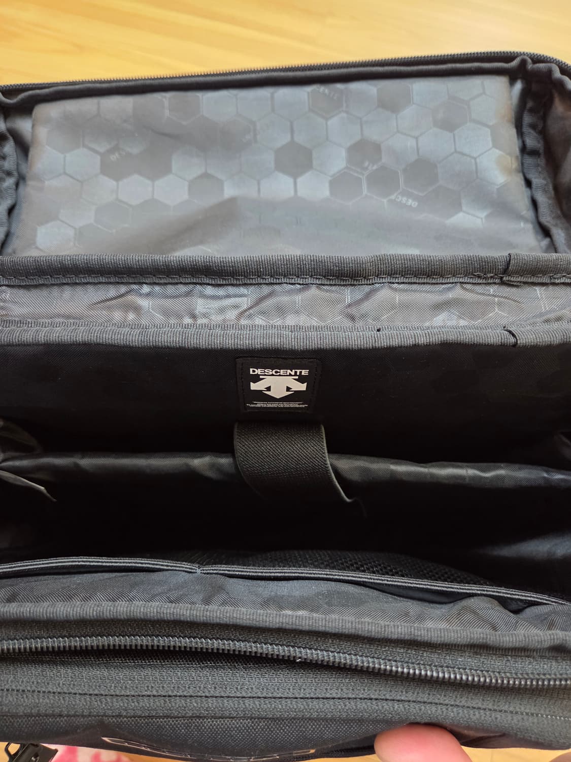 데상트 블랙 백팩 S0123HBP10 모델입니다. 100% 폴리에스터 소 상품이미지5