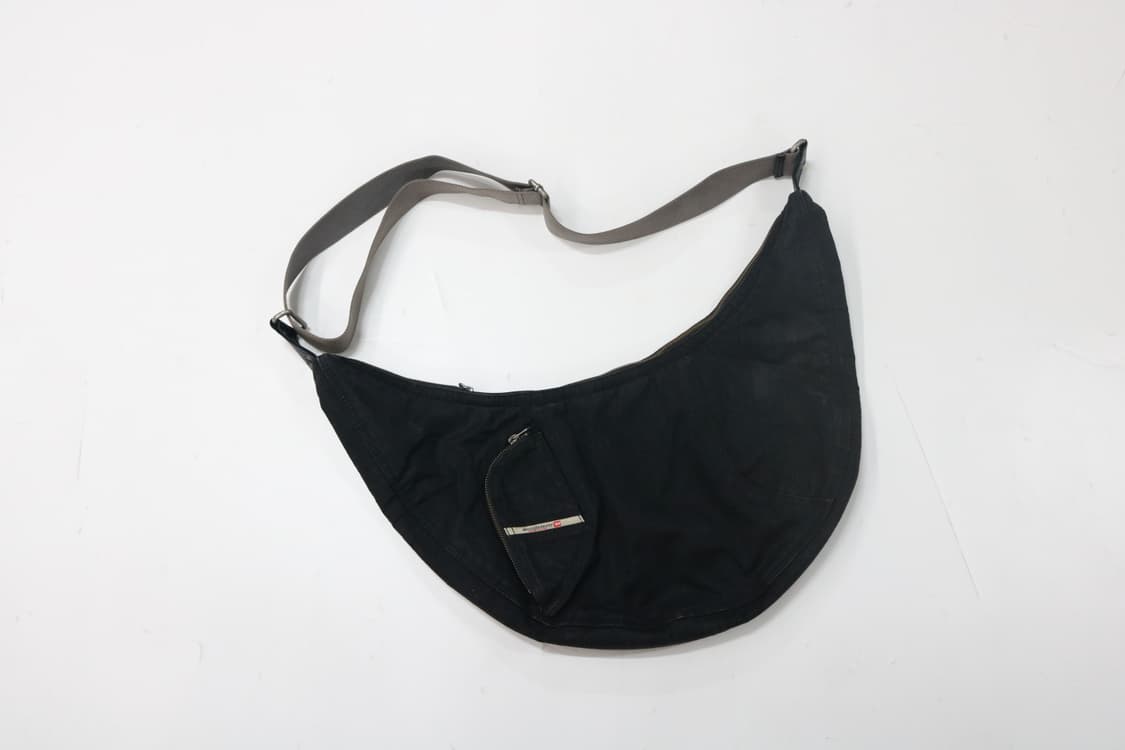 디젤 아카이브 하프문 숄더백 상품이미지3