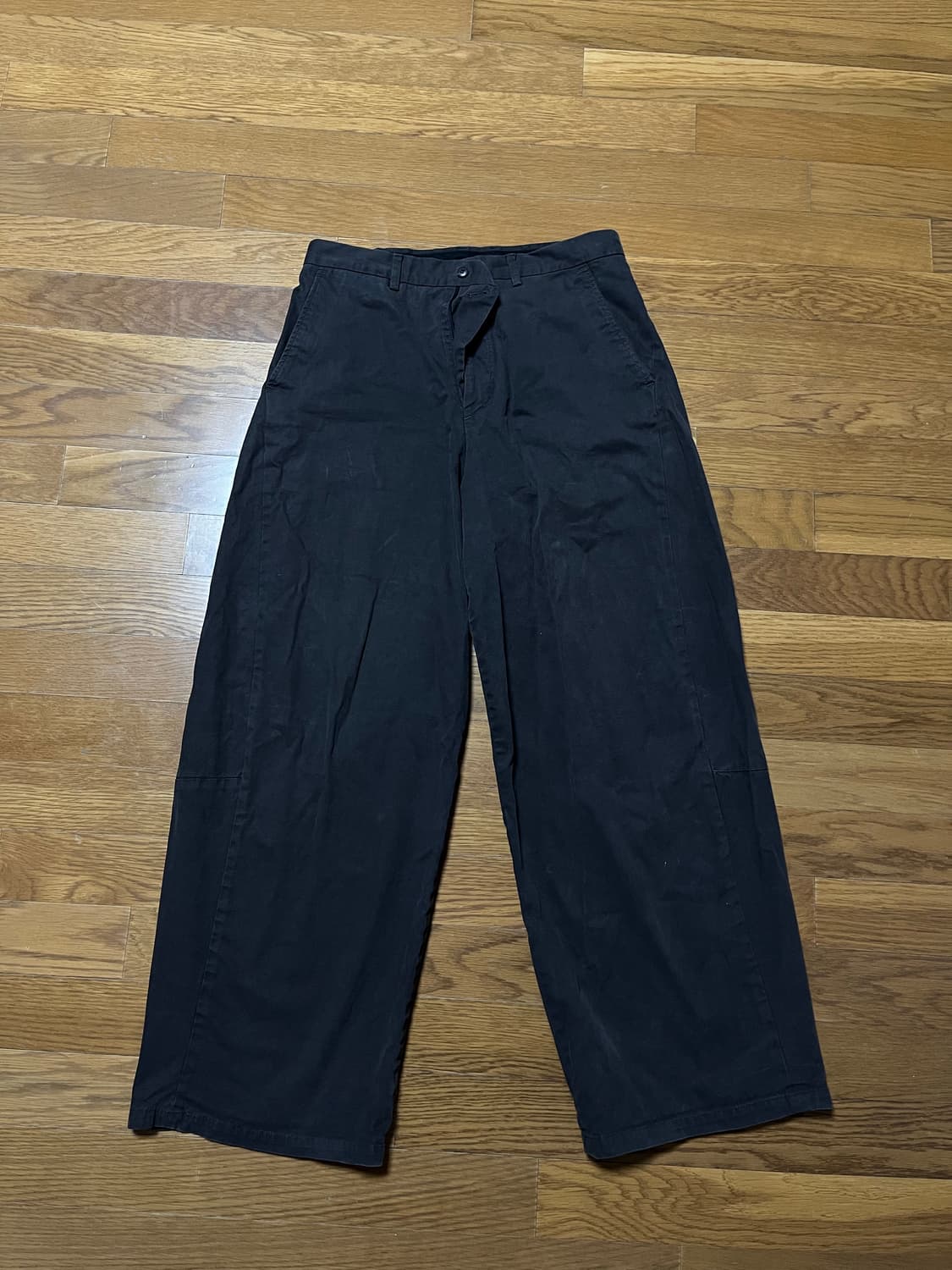 해칭룸 wide curve trousers  3사이즈 차콜 상품이미지2