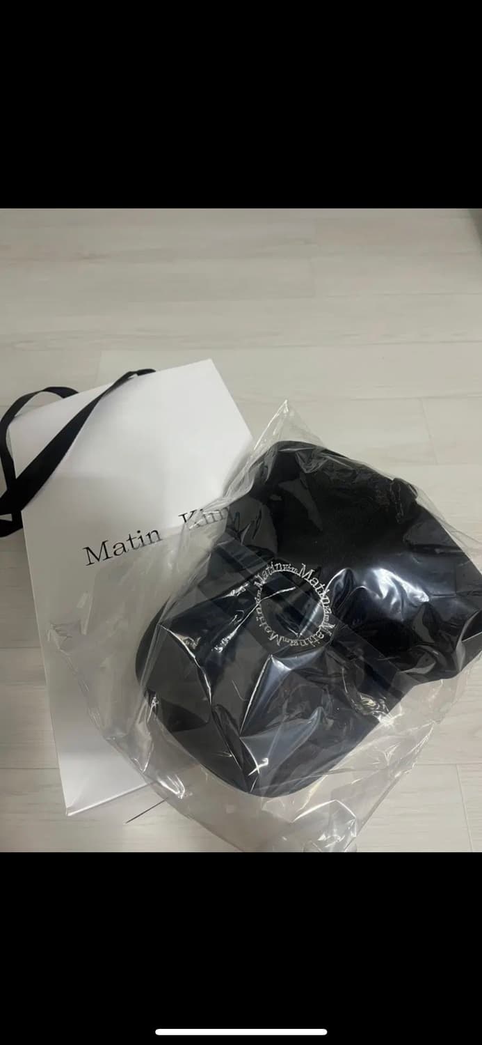 마뗑킴 마카롱 로고 볼 캡 블랙 색상 판매합니다. 상품이미지1