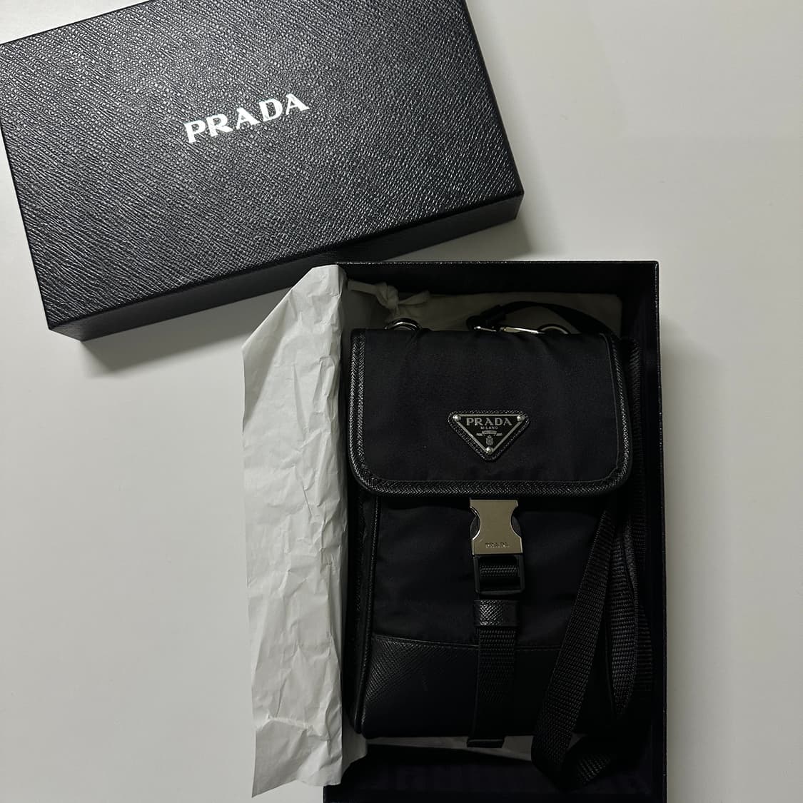 프라다 리나일론 앤 사파이노 레더 스마트폰 케이스 크로스백 상품이미지2