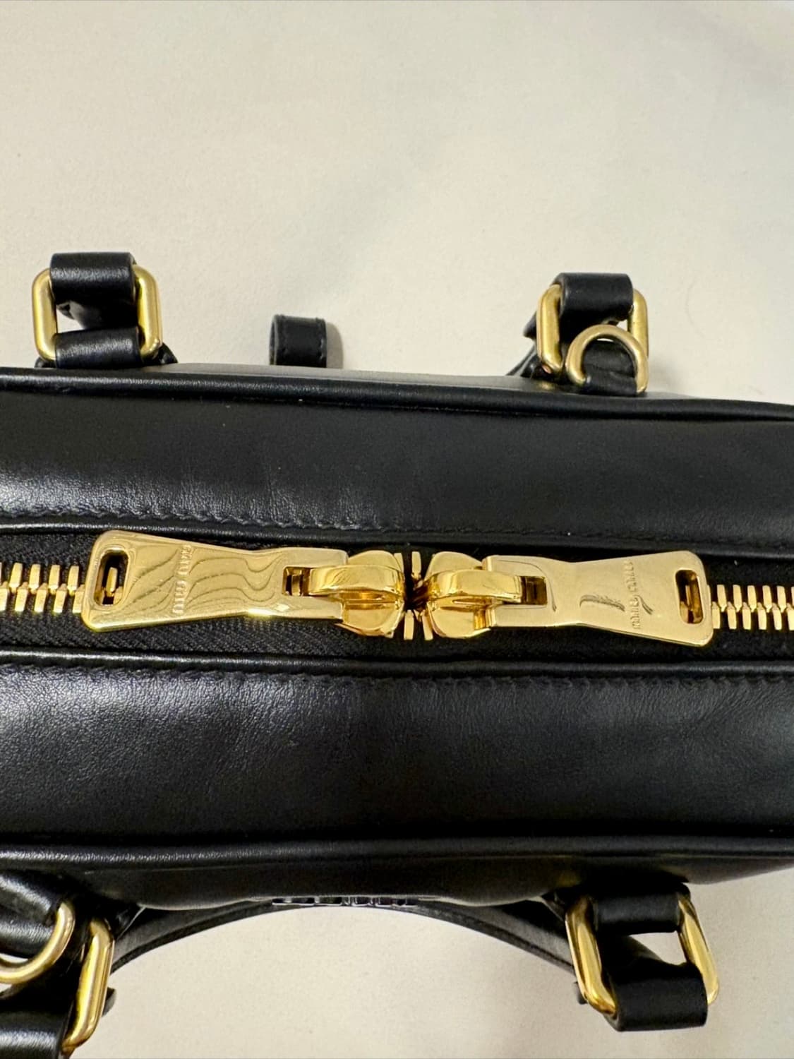 미우미우 아르카디 스몰 도트백 볼링백 상품이미지3