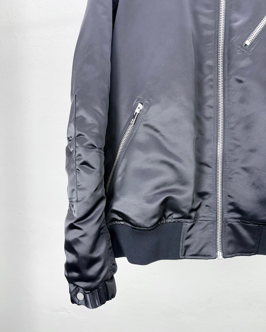 무스너클 블랙 니콜라스 퀼팅 플레이트 봄버 자켓 상품이미지4