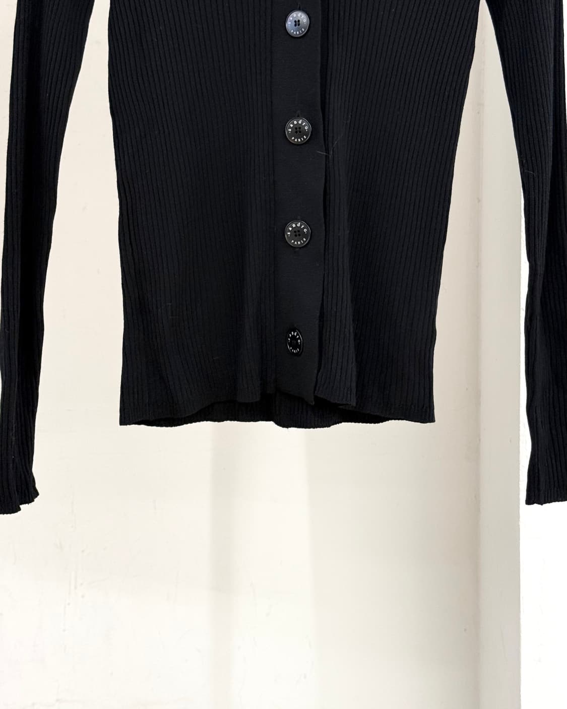 산드로 블랙 빅버튼 브이넥 리브드 가디건  상품이미지5