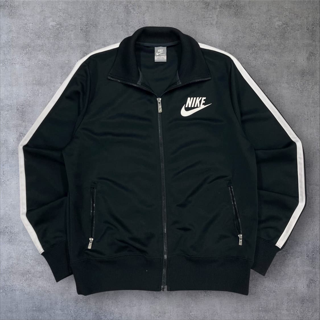 나이키 블랙 컬러 퓨추라 로고 사이드 라인 트랙탑 상품이미지1