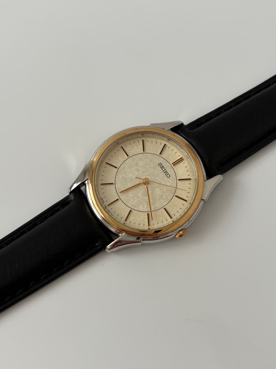 90s texture dial gold bezel quartz 상품이미지4