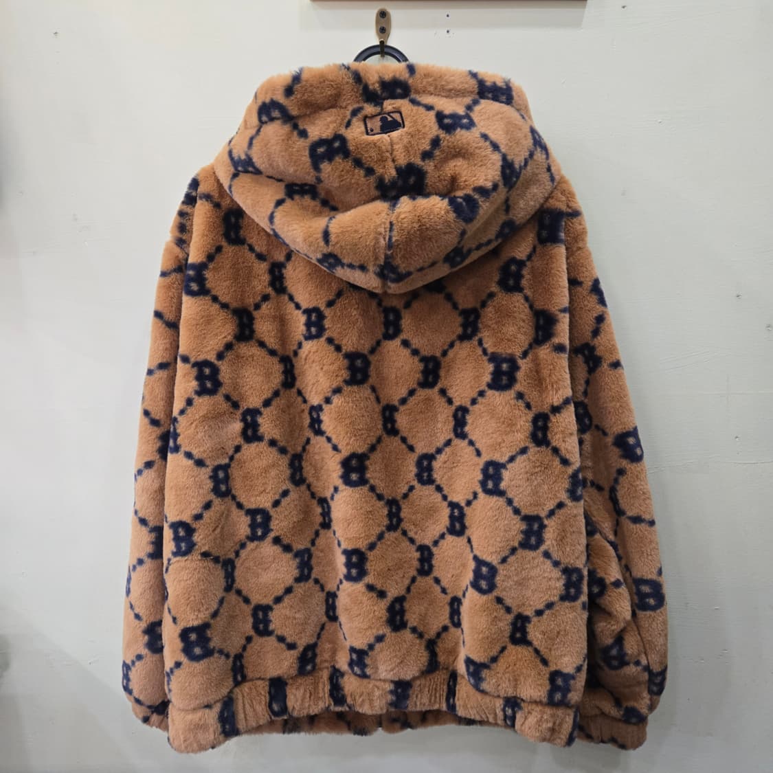 [M] MLB 다이아 모노그램 올오버 후드 에코퍼 점퍼 보스턴 (브라운) 상품이미지3