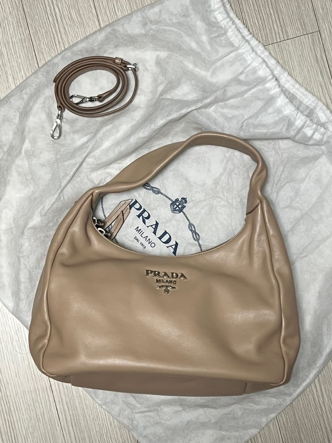 프라다 메탈 로고 카프스킨 레더 투웨이백 상품이미지4