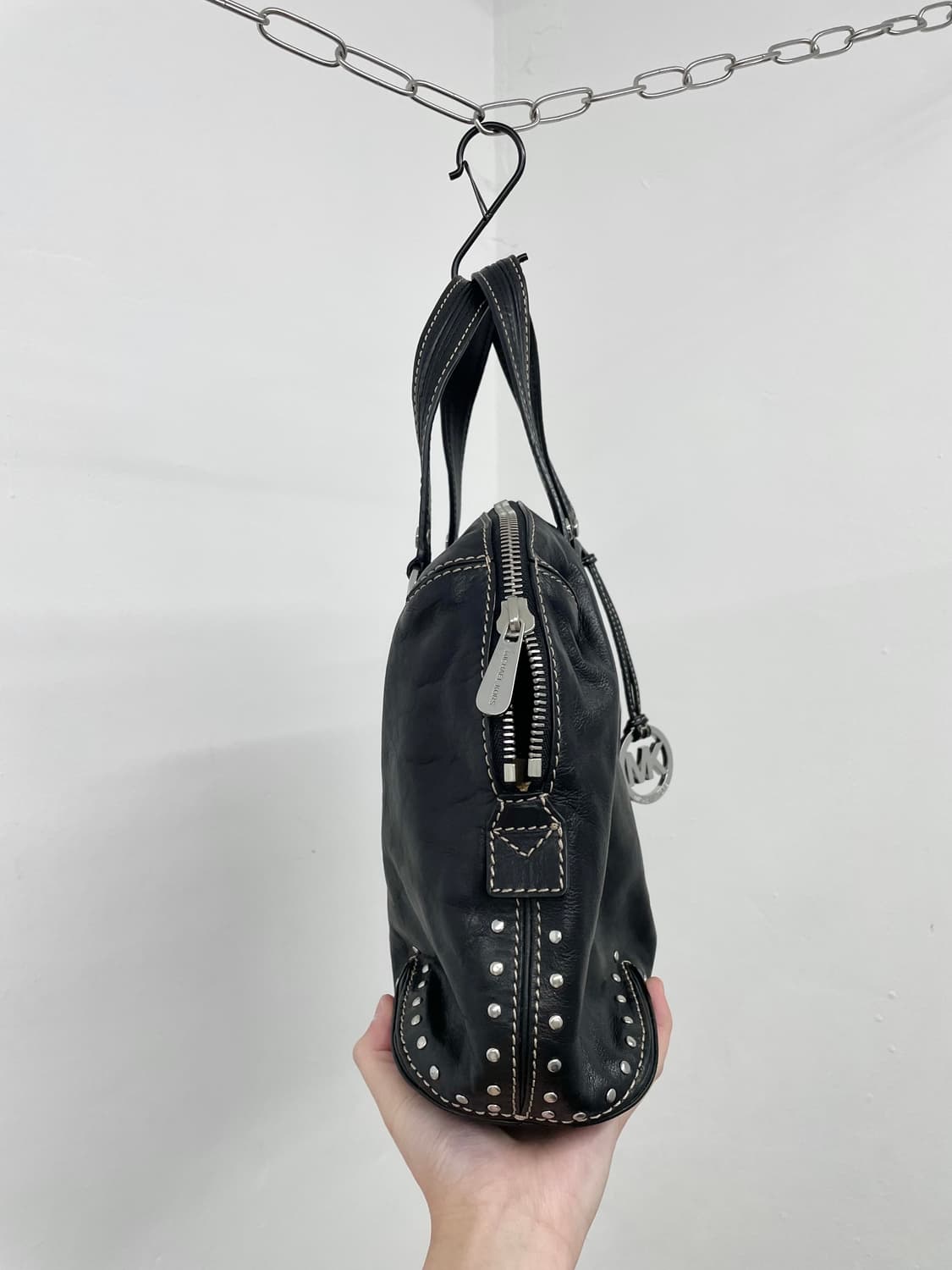 마이클코어스 블랙 은장 스터드백 상품이미지7