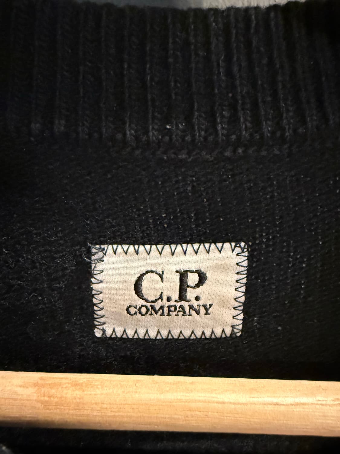 95 씨피컴퍼니 C.P. COMPANY 렌즈 와펜 울 니트 블랙 상품이미지6