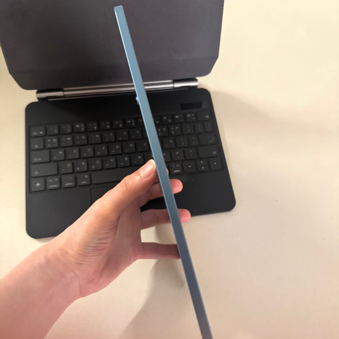 아이패드 에어 5세대 64GB 블루 / 정품충전기 무선키보드 상품이미지3