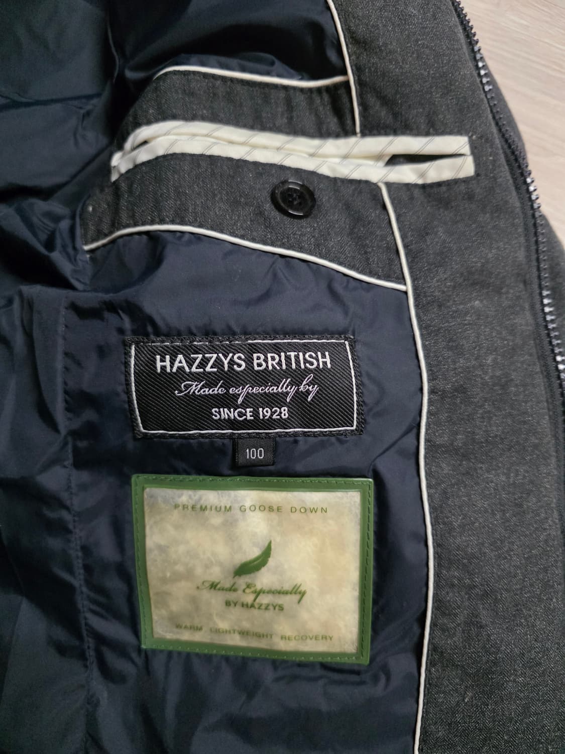 헤지스 프리미엄 구스다운 경량패딩자켓.
싸이즈 95~100. 남자 상품이미지7