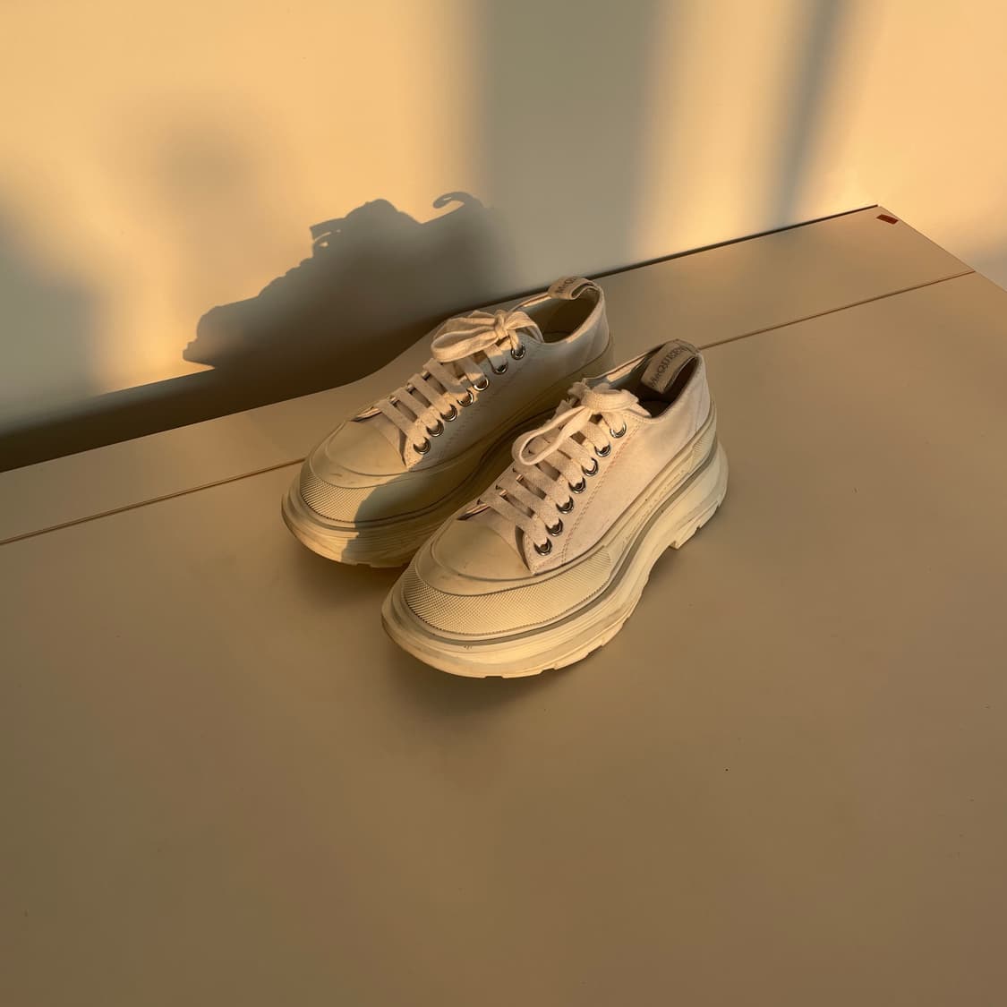 알렉산더 맥퀸 트레드 슬릭 로우탑 스니커즈 상품이미지1