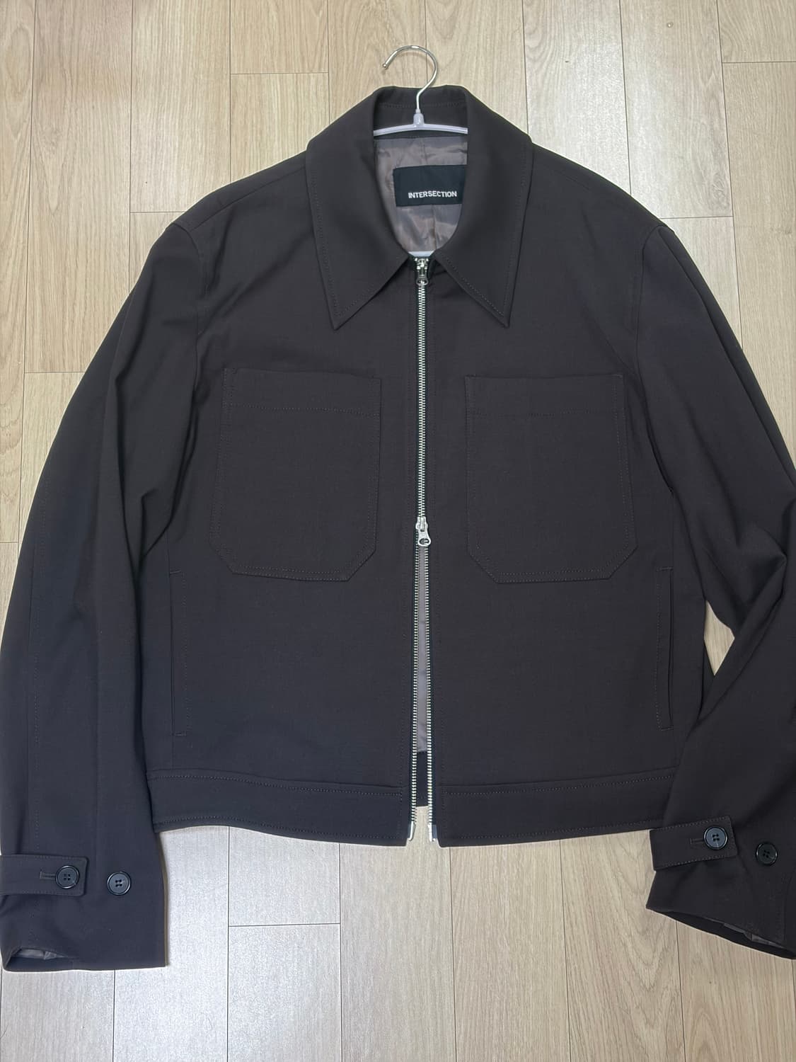 [ 인터섹션 ] 더블 포켓 미니멀 크롭 자켓 [브라운] 상품이미지1