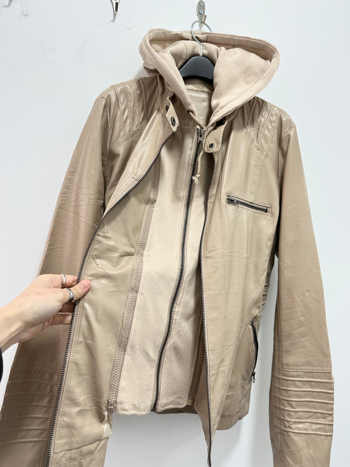 Beige hood layered fake leather motor ja 상품이미지7