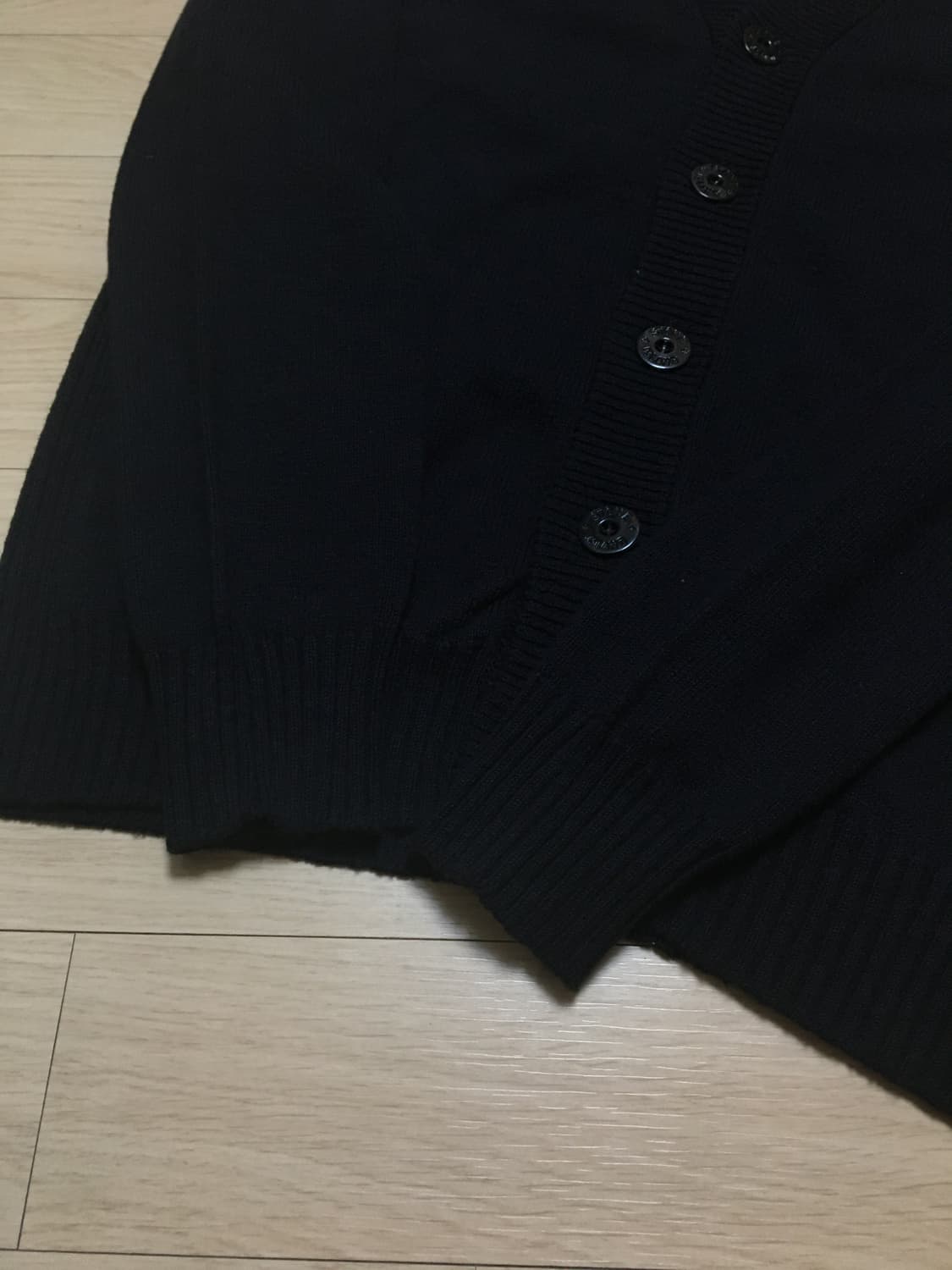 [M] 백화점판 스톤아일랜드 22ss V넥 블랙 가디건  상품이미지7