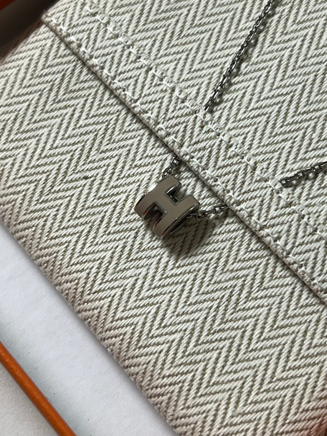 [정품] 에르메스 팝아슈 미니 펜던트 팔라듐 하드웨어 & 마롱 글라세 상품이미지4