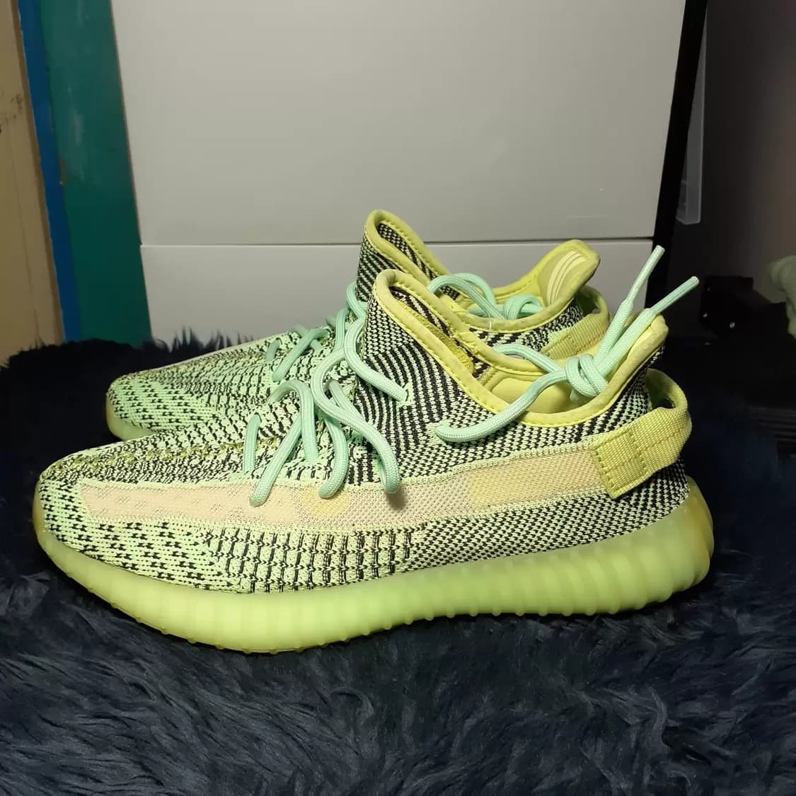 아디다스 이지 부스트 350 V2 이즈릴 - 논리플렉티브 상품이미지1