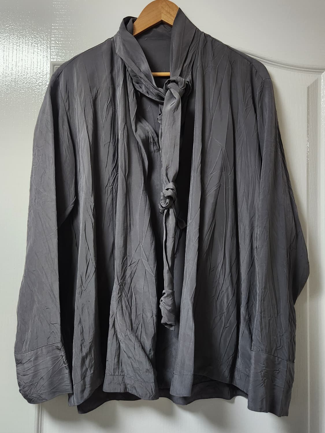 르메르 노티드블라우스 36 판매합니다. ALUMINIUM 컬러 상품이미지5