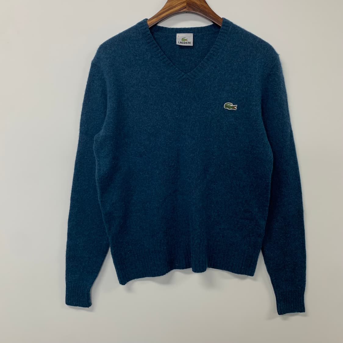 라코스테 자수로고 블루 브이넥 니트 상품이미지2
