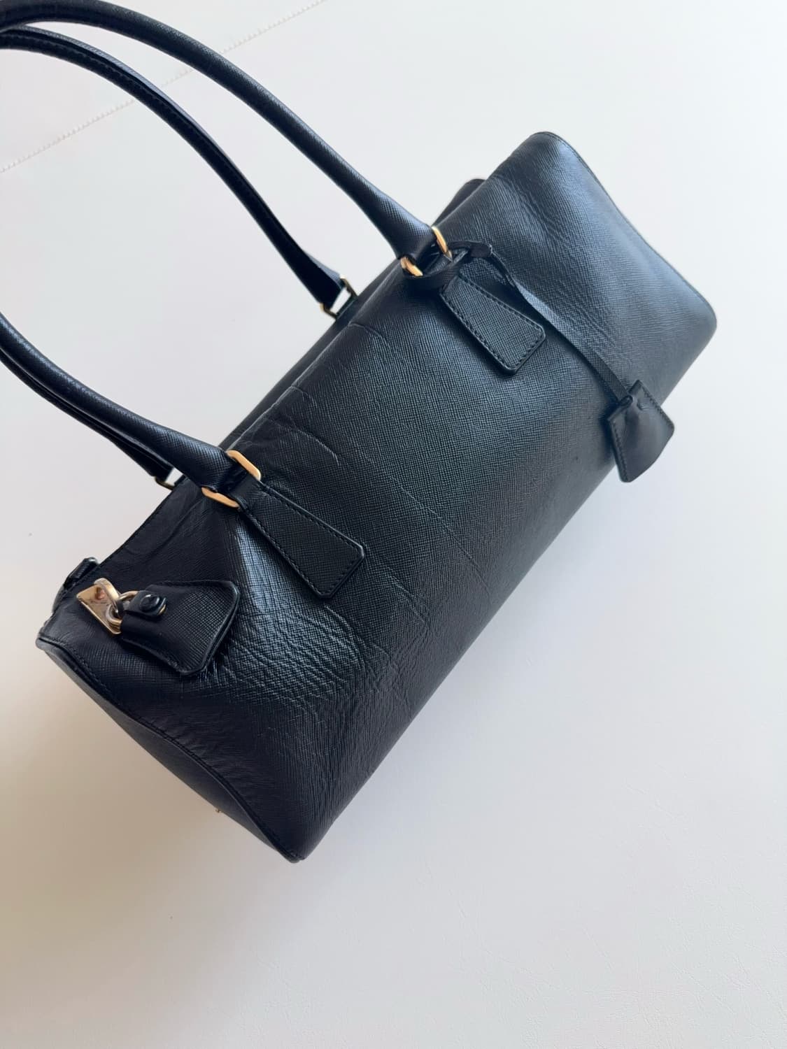 프라다 삼각 로고 가죽 바게트 숄더백 상품이미지5