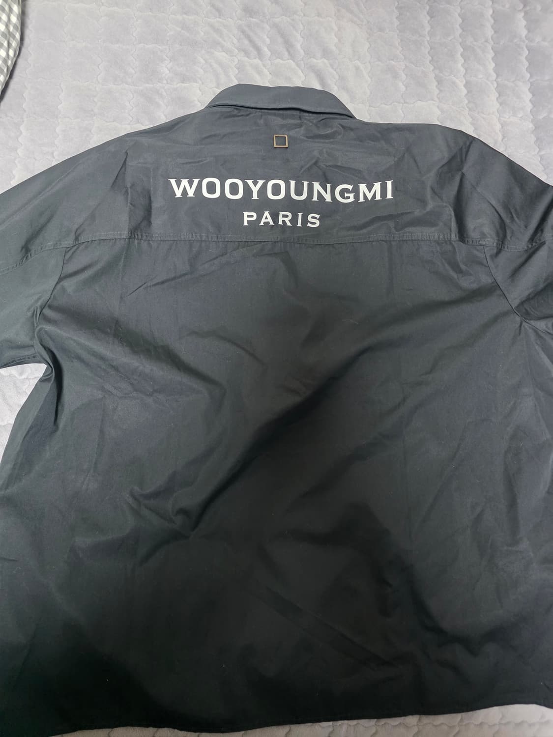 우영미 백로고 숏슬리브 셔츠 블랙 - 24SS 52사이즈 상품이미지7