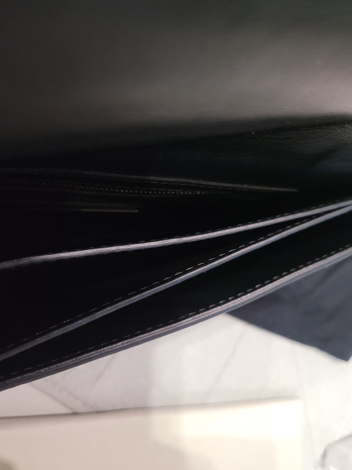 시크함의 대명사, 발렌티노 락스터드 엔벨로프 클러치(L) 내놓아요 상품이미지7