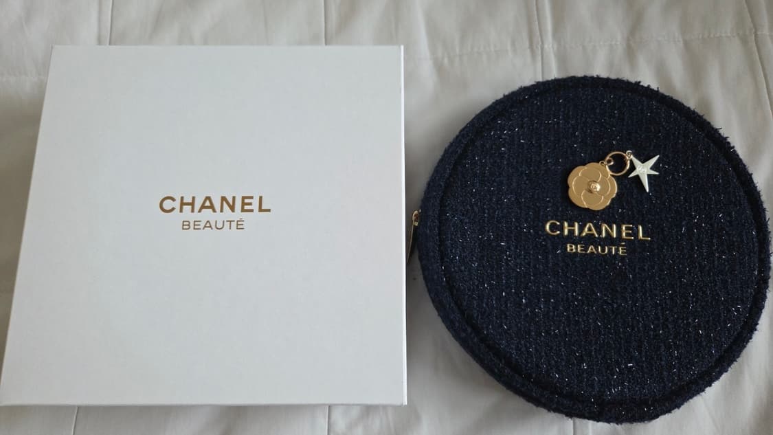 샤넬 뷰티 홀리데이 파우치 참 상품이미지2