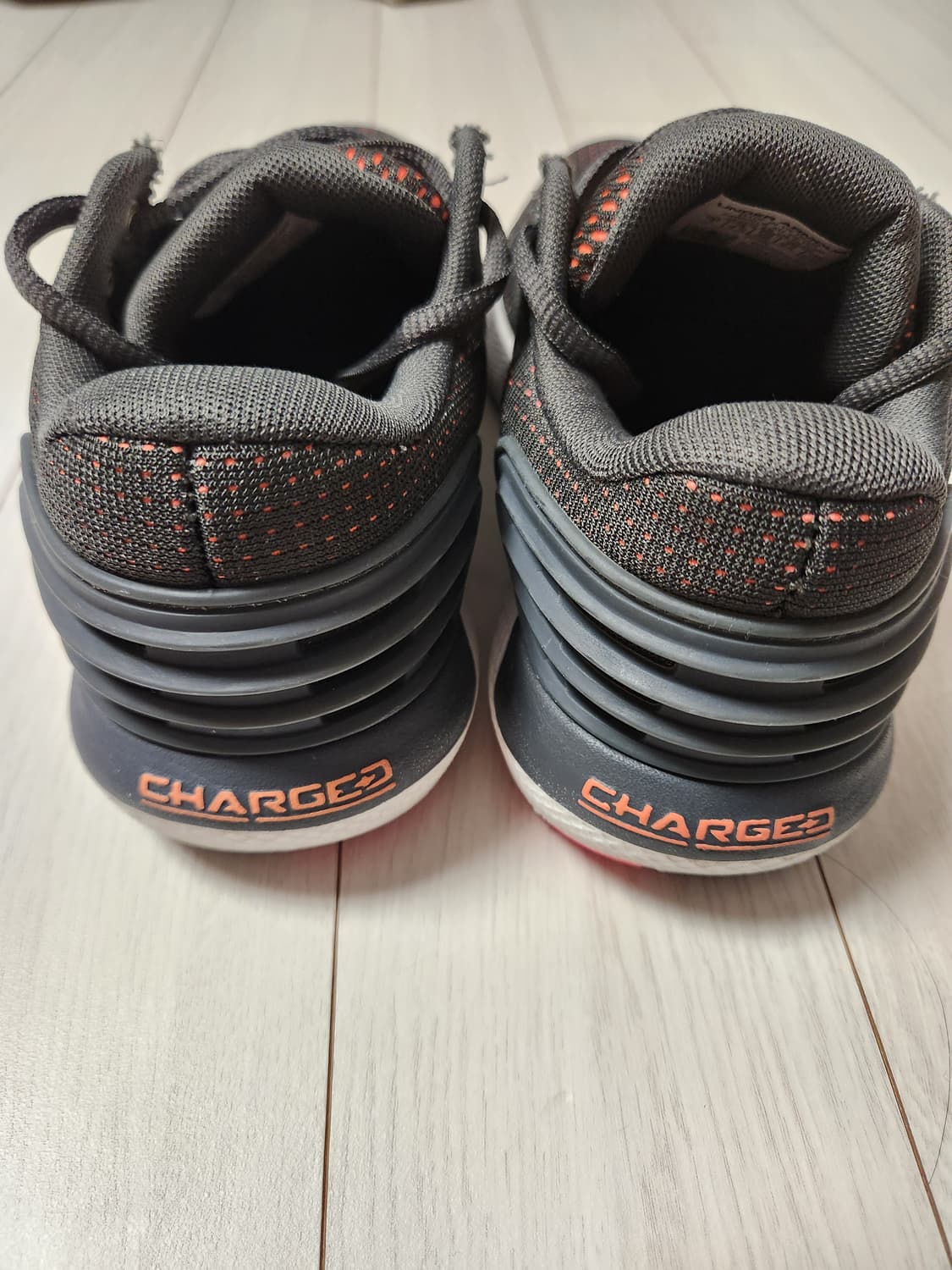 언더아머 운동화 차지드 로그 런닝화 헬스화 사이즈240

아웃솔 사용감외 상품이미지4