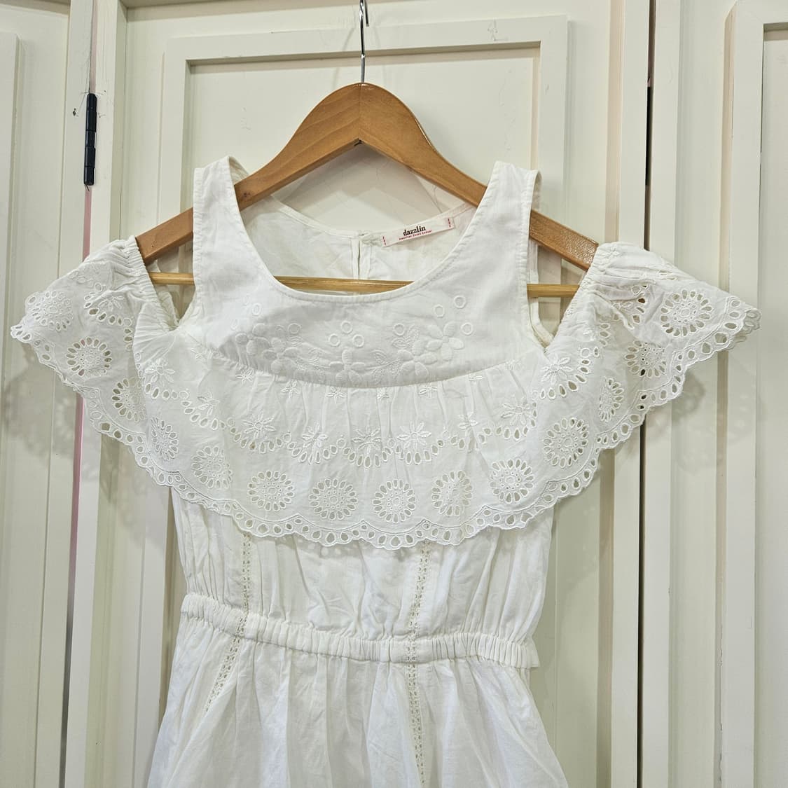 화이트 펀칭 레이스 오프숄더 원피스 상품이미지2