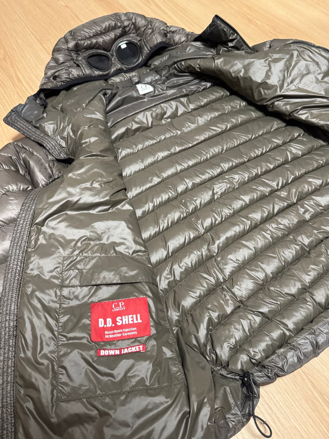 cp컴퍼니 dd쉘 경량패딩 카키 L 상품이미지2