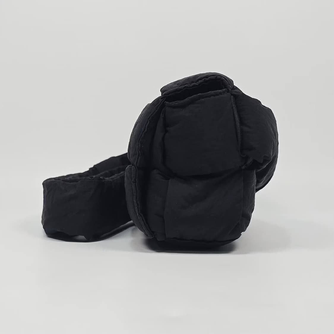 보테가베네타 패디드 테크 미니 카세트 벨트백 상품이미지4