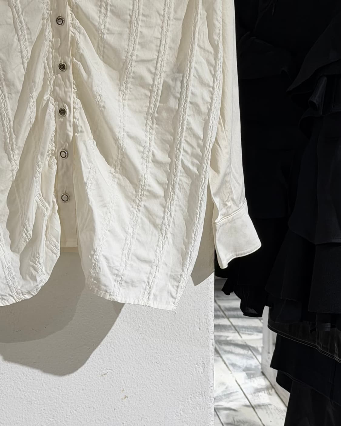 에스카다 화이트 셔링 디테일 블라우스 상품이미지6