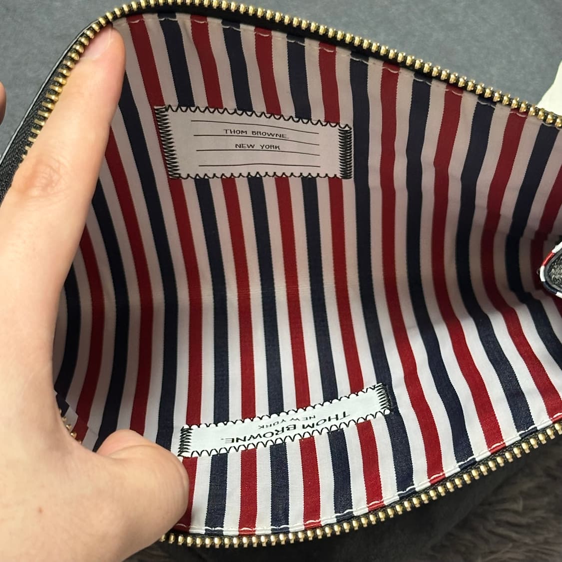 [정품 OS] 톰브라운 삼선탭 페블 그레인 클러치 블랙 상품이미지4