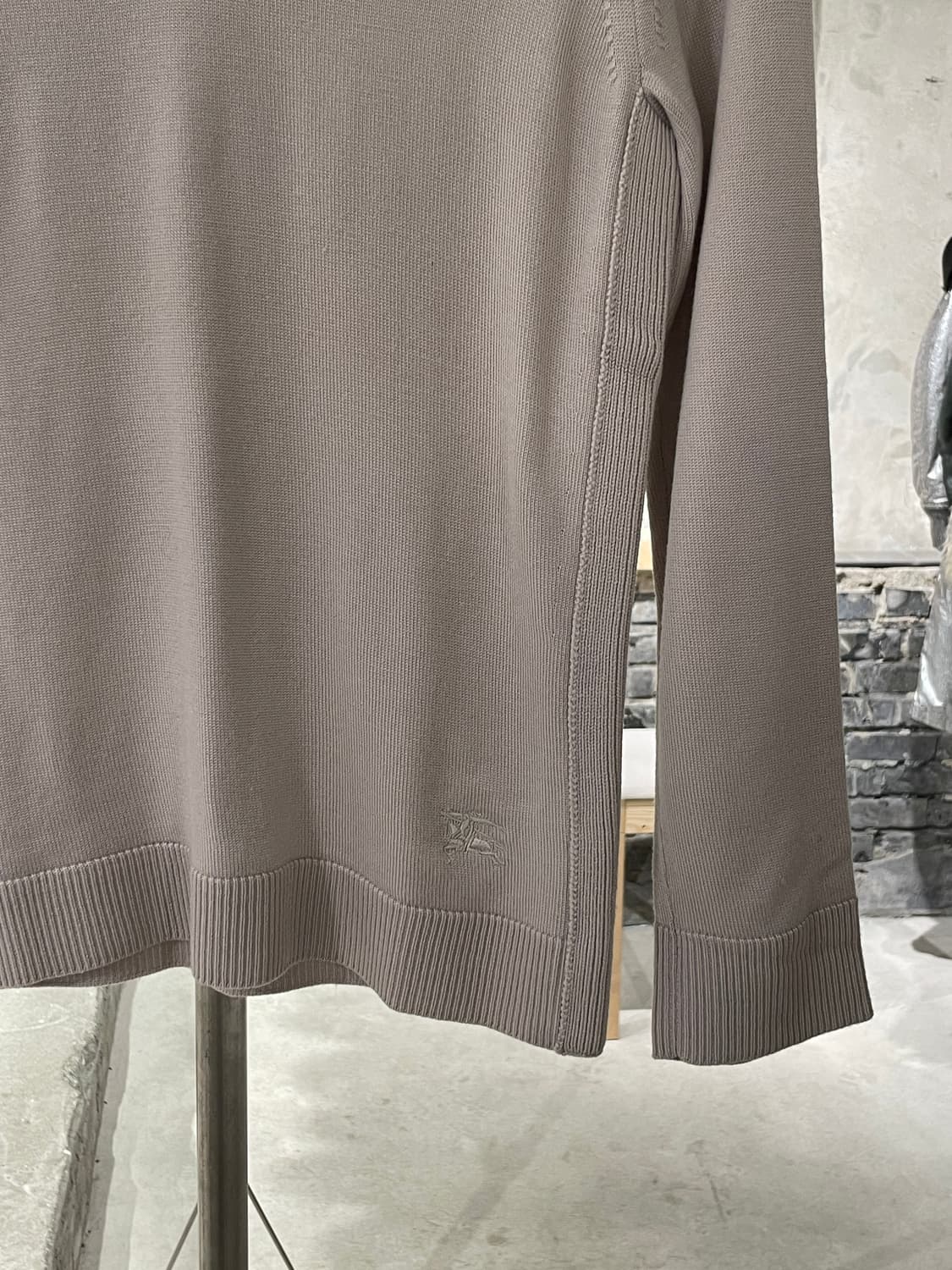 버버리 빌로우 기마로고 V넥 울 니트 상품이미지5