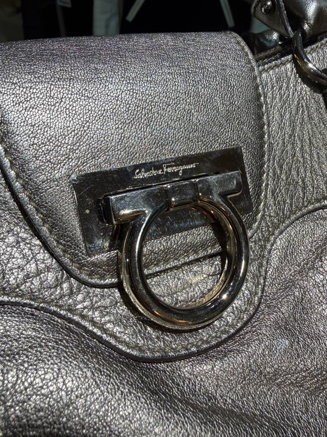 페라가모 간치니 메탈릭 실버 숄더백 상품이미지6