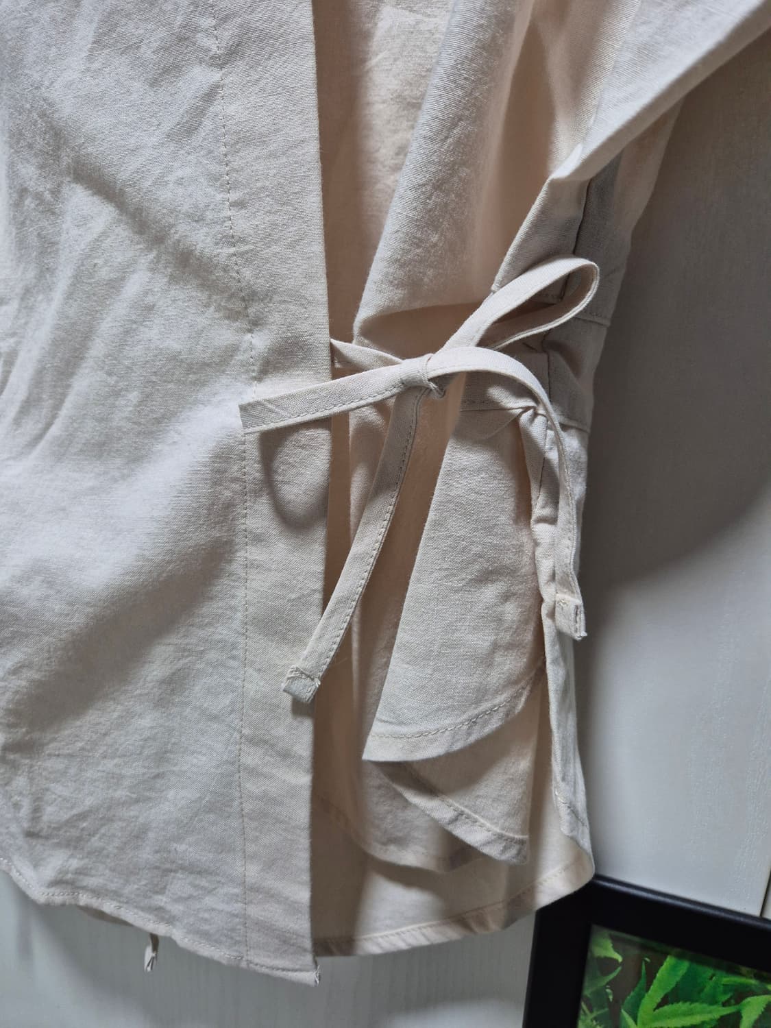 (세일)(새상품)마리끌레르 랩 블라우스 베이지 반팔 상품이미지3