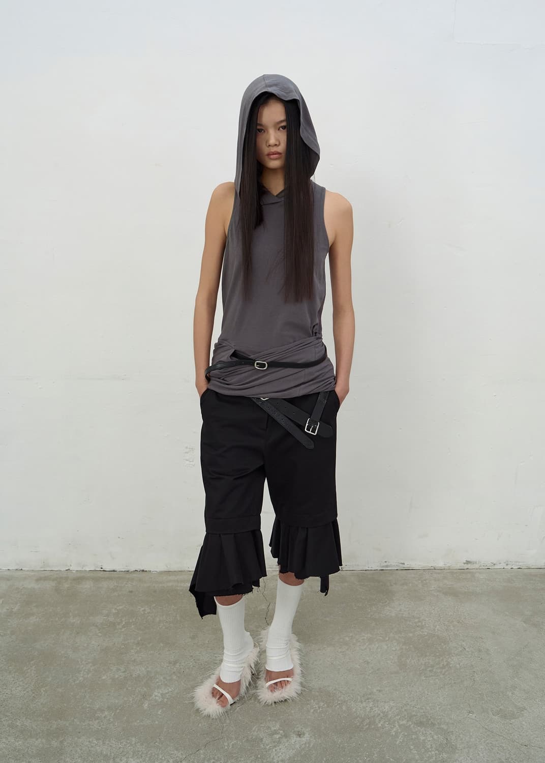 HOODED SLEEVELESS TOP 상품이미지1