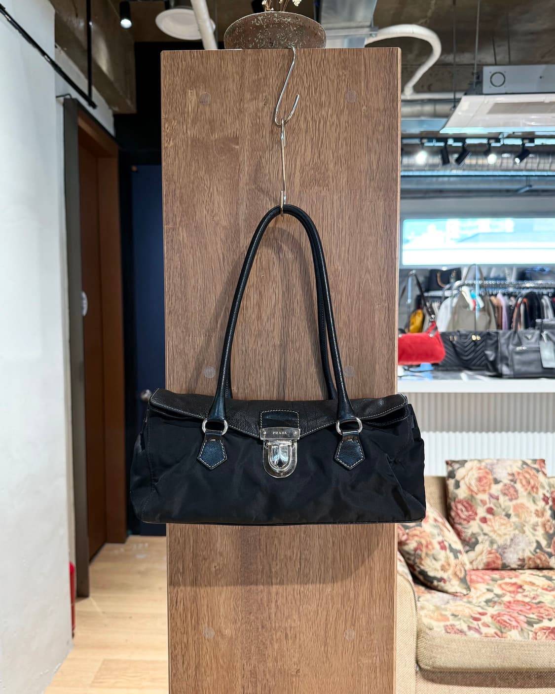 프라다 블랙 포코노 버클 바게트 숄더백  상품이미지1