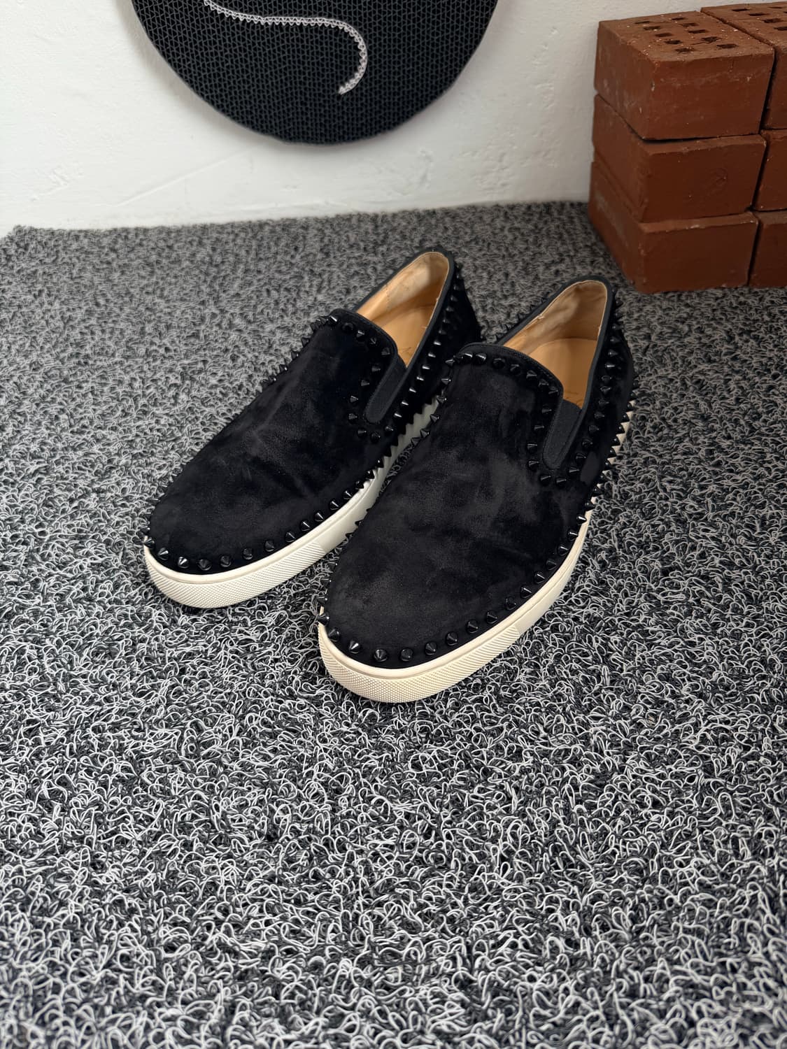 크리스찬 루부탱 피크보트 스웨이드 스파이크 슬립온 상품이미지1